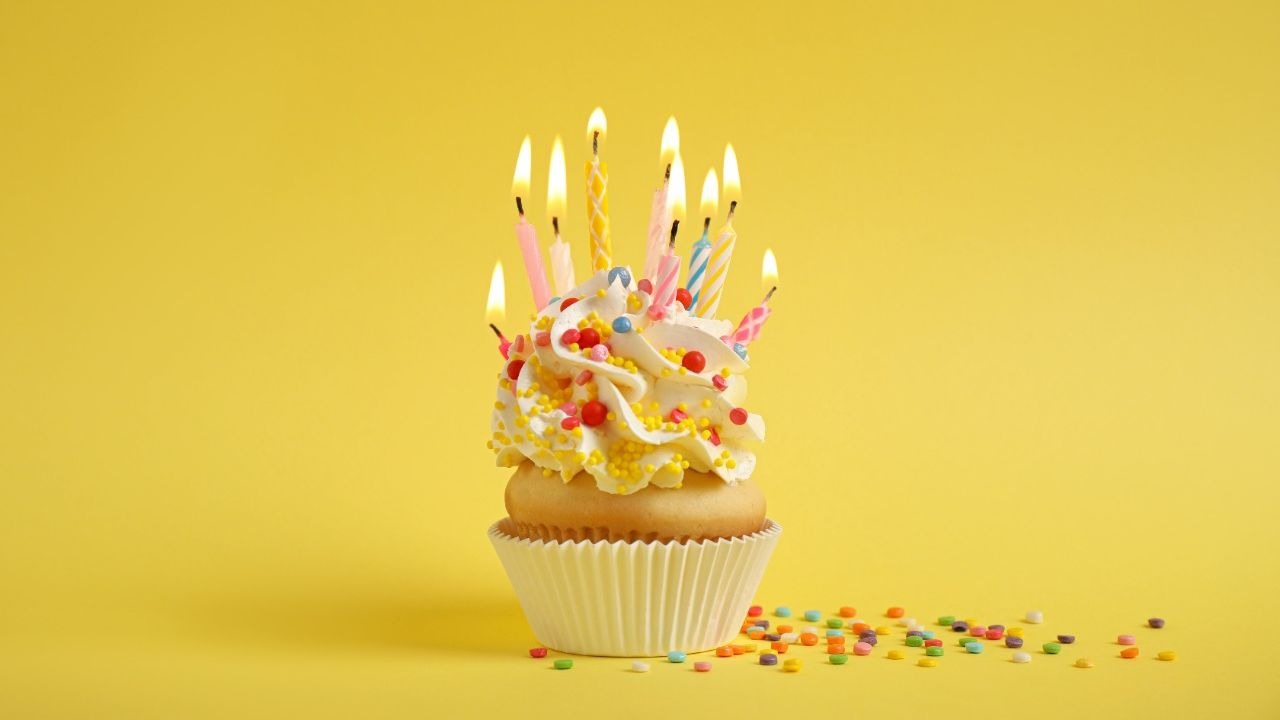 Bolo-de-aniversario-com-velas-que-n-o-ser-o-assopradas-nesse-ano Bolo-de-aniversario-com-velas-que-n-o-ser-o-assopradas-nesse-ano